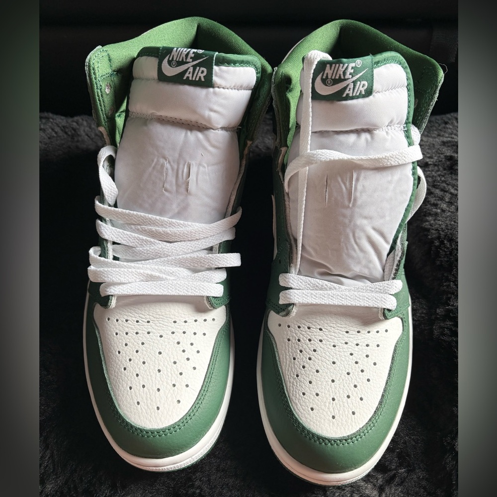 ***NEW*** Jordan 1 High Green and White Sneakers - Picture 3 of 6